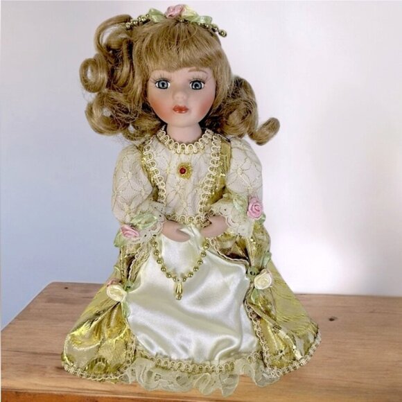 Vintage Geppeddo Cinderella at the Ball Porcelain Princess Doll Gold Dress 9” - Picture 1 of 16